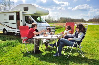 Aile tatil, çocuklar, kamyonet ve karavan, karavan dış tatil gezisinde çocuklu mutlu anne ile Rv seyahat