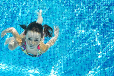 Çocuk Havuzu sualtı, mutlu etkin kız dalış yüzüyor ve ailecek tatile su, çocuk fitness ve spor eğlence var