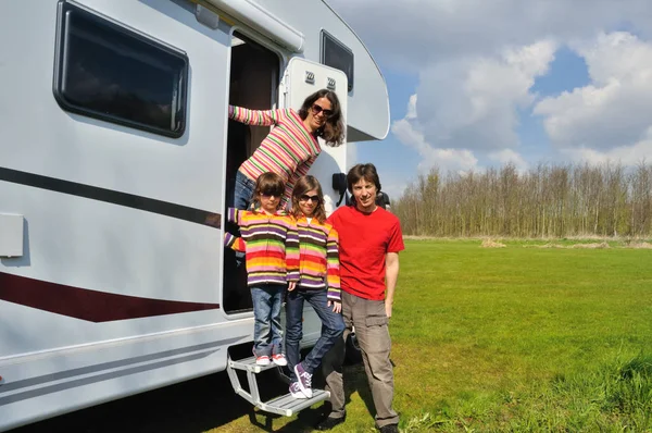 Férias em família, viagens de RV com crianças, pais felizes com crianças em viagem de férias em motorhome, campista exterior — Fotografia de Stock