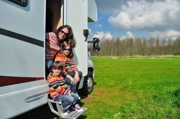 Vacaciones en familia, RV (campista) viajar con niños, madre feliz con los niños divertirse en viaje de vacaciones en autocaravana — Foto de Stock