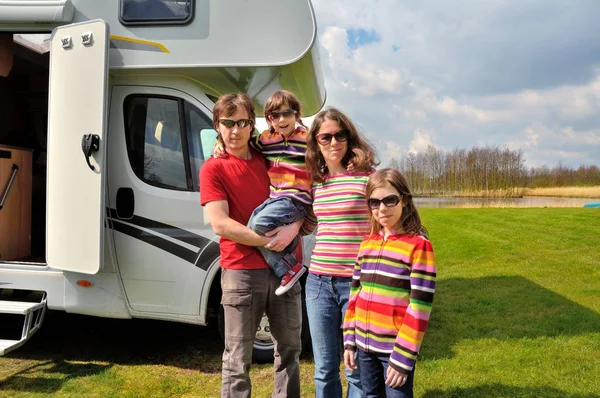 Familienurlaub, rv Reise mit Kindern, glückliche Eltern mit Kindern auf Urlaubsreise im Wohnmobil, Wohnmobil außen — Stockfoto