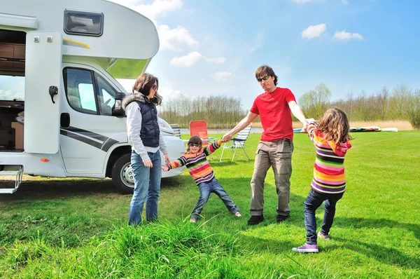 Familjesemester, Rv resa med barn, lyckliga föräldrar med barn på semesterresa i husbil, husbil exteriör — Stockfoto