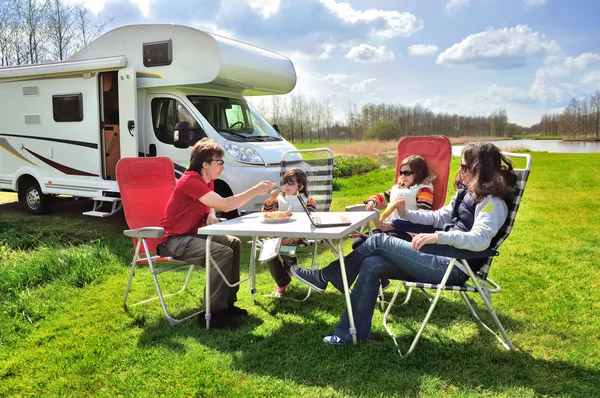 Familienurlaub, rv Reise mit Kindern, glückliche Eltern mit Kindern auf Urlaubsreise im Wohnmobil, Wohnmobil außen — Stockfoto