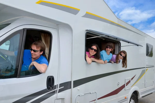 Vacaciones familiares, viajes en caravana con niños, padres felices con niños en viaje de vacaciones en autocaravana, caravana exterior — Foto de Stock