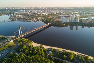 Moskovskiy köprü City Kiev, Ukrayna ve Dnipro Nehri'nin havadan görünümü