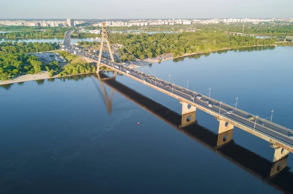 A légi felvétel a Dnipro-folyó és a Moskovskiy híd város, Kijev, Ukrajna — Stock Fotó