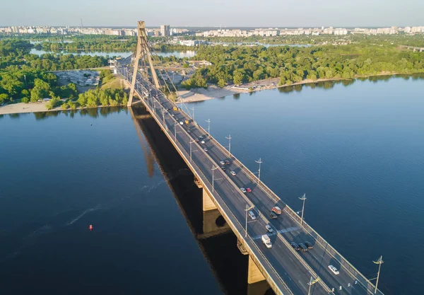 Vista aérea do rio Dnipro e ponte Moskovskiy na cidade de Kiev, Ucrânia — Fotografia de Stock