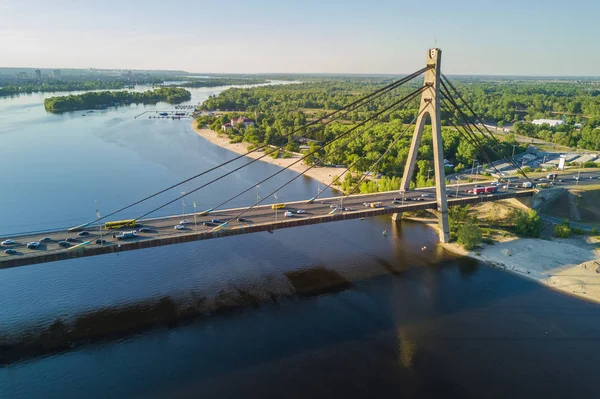 Vista aérea del río Dnipro y el puente Moskovskiy en la ciudad de Kiev, Ucrania —  Fotos de Stock