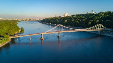 Yaya Park Köprüsü ve Dnieper Nehri yukarıdan, şehir Kiev, Ukrayna Hava Üstten Görünüm