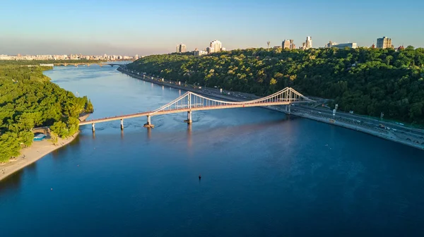Översta Flygfoto över gångbron Park och floden Dnepr ovanifrån, stad i Kiev, Ukraina — Stockfoto
