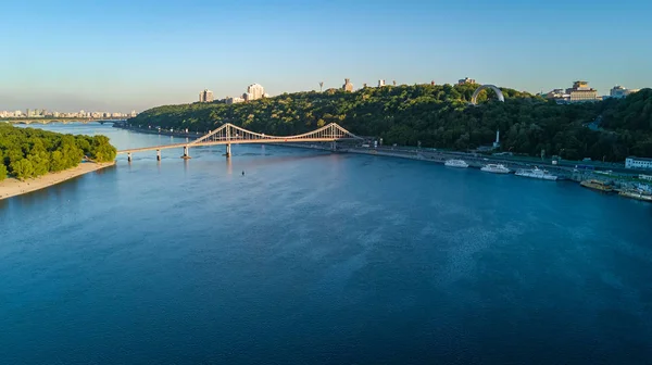 Antenni ylhäältä näkymä jalankulkijoiden Park silta ja Dnepr joen ylhäältä, kaupungin Kiova, Ukraina — kuvapankkivalokuva