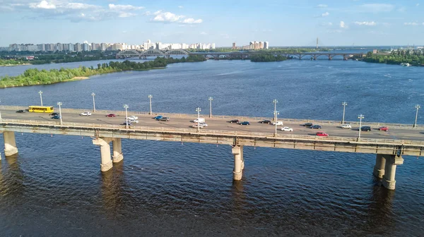 Översta Flygfoto över Paton bridge och floden Dnepr ovanifrån, stad i Kiev, Ukraina — Stockfoto