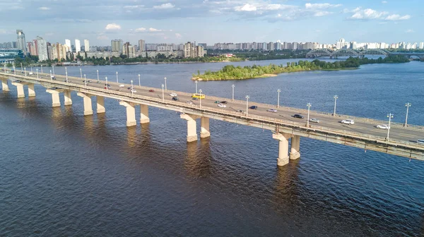 パトン橋の上から、ウクライナ キエフ市内ドニエプル川空中のトップ ビュー — ストック写真