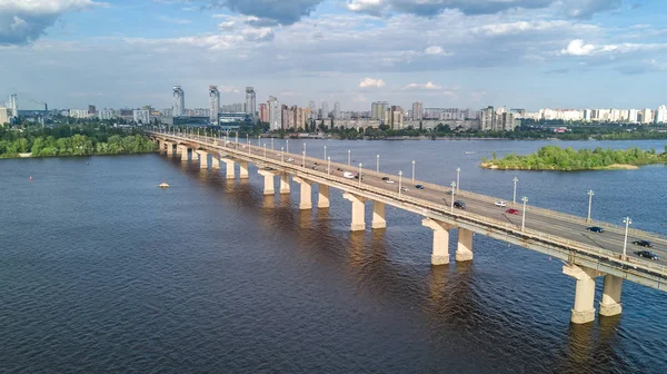 Top luchtfoto van Paton brug en de rivier Dnjepr above, stad van Kiev, Oekraïne — Stockfoto