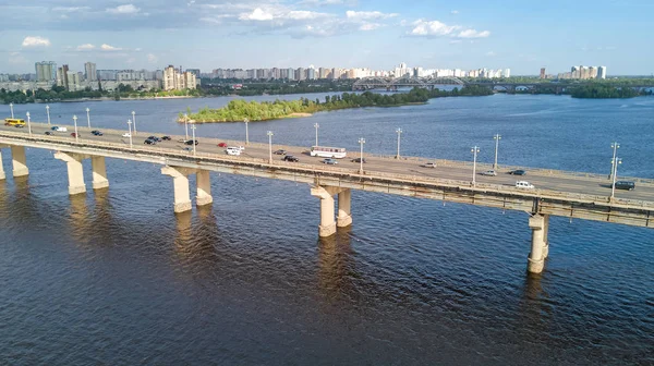 Top luchtfoto van Paton brug en de rivier Dnjepr above, stad van Kiev, Oekraïne — Stockfoto