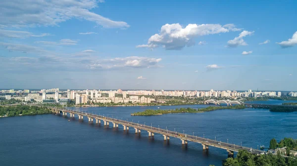 Top luchtfoto van Paton brug en de rivier Dnjepr above, stad van Kiev, Oekraïne — Stockfoto