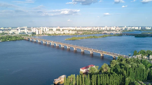 Top luchtfoto van Paton brug en de rivier Dnjepr above, stad van Kiev, Oekraïne — Stockfoto