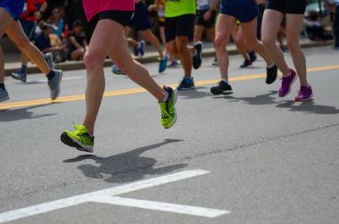 Maraton yarışı, birçok koşucular ayak road, spor, fitness ve sağlıklı yaşam konsepti üzerinde çalışan