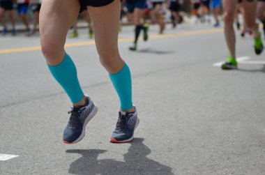 Maraton yarışı, birçok koşucular ayak road, spor, fitness ve sağlıklı yaşam konsepti üzerinde çalışan