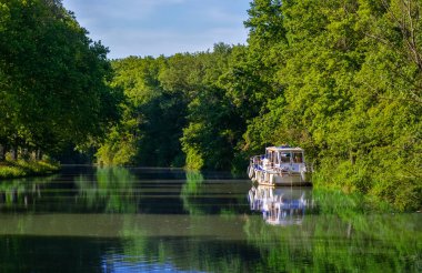 Canal du Midi üzerinde tekne, mavna ve tatil tarafından Güney Fransa'da seyahat