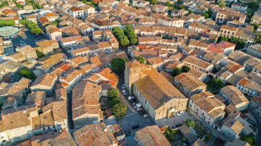 Bram ortaçağ köyü mimarisi ve çatılar yukarıdan, Güney Fransa Hava Üstten Görünüm