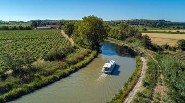 Canal du Midi yukarıdan teknede hava üstten görünüm, Aile seyahat barge ile tatil tarafından Güney Fransa'da