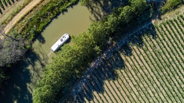 Canal du Midi yukarıdan teknede hava üstten görünüm, Aile seyahat barge ile tatil tarafından Güney Fransa'da