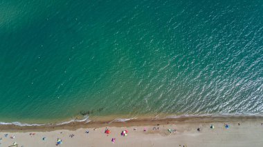 Hava üstten görünüm, kumlu plaj, Akdeniz in üstünden, tatil kavramı