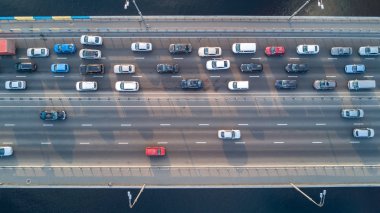 Köprü yolu otomobil trafiğinin havadan görüntüsü, pek çok araba, ulaşım konsepti