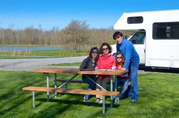 Férias em família, viagem de RV com crianças, pais felizes com crianças se divertir em viagem de férias em motorhome, campista exterior — Fotografia de Stock