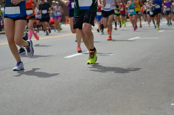 Maratón carrera, muchos corredores pies en la carretera, deporte, fitness y estilo de vida saludable concepto — Foto de Stock
