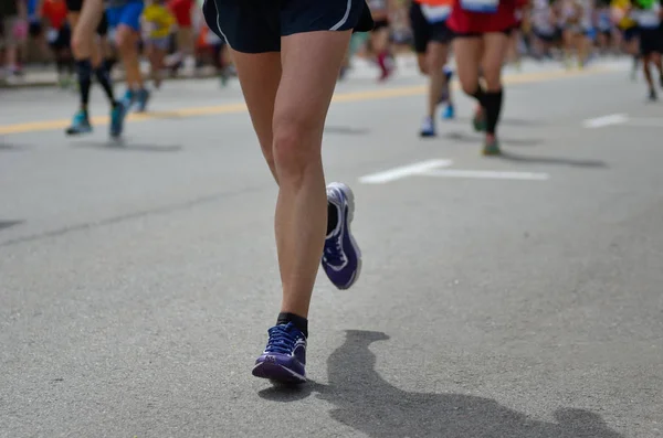 Maratón carrera, muchos corredores pies en la carretera, deporte, fitness y estilo de vida saludable concepto —  Fotos de Stock