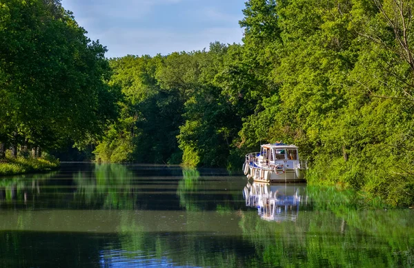 Boat on Canal du Midi, travel by barge and vacation in Southern France — Stock Photo, Image