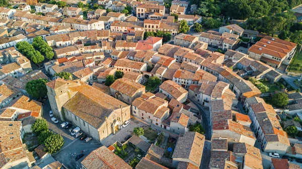 Vista aérea superior da arquitetura medieval da vila de Bram e telhados de cima, sul da França — Fotografia de Stock
