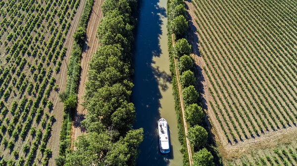 Vista aerea dall'alto della barca a Canal du Midi, viaggi in famiglia in barca e vacanze nel sud della Francia — Foto Stock