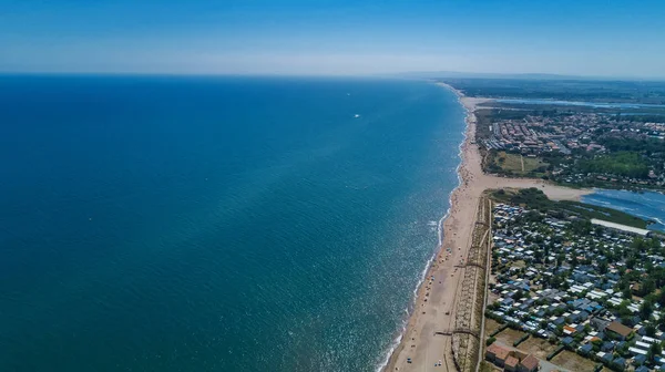 Vista aérea de la playa de arena del mar Mediterráneo desde arriba, concepto de vacaciones —  Fotos de Stock