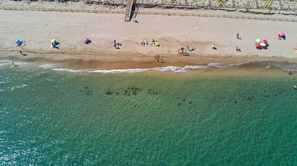 Vista aérea de la playa de arena del mar Mediterráneo desde arriba, concepto de vacaciones — Foto de Stock