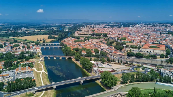 Vista aérea superior da cidade de Beziers, rio e pontes de cima, Sul da França — Fotografia de Stock