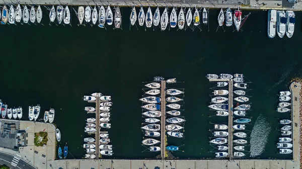 Översta Flygfoto över båtar och yachter i marina ovanifrån, hamnen av Meze stad, södra Frankrike — Stockfoto