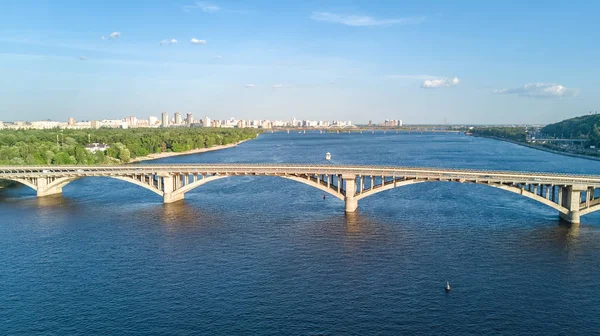Översta Flygfoto över Metro järnvägsbron med tåg och Dnepr ovanifrån, horisonten av staden i Kiev, Ukraina — Stockfoto