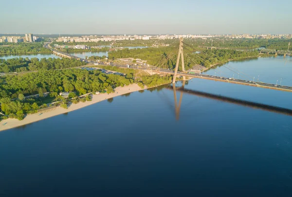 Översta Flygfoto över floden Dnepr och Moskovskiy bron i staden i Kiev, Ukraina — Stockfoto