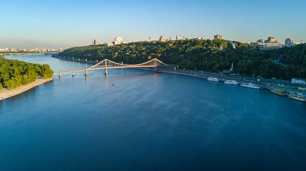 Aerial top view of pedestrian Park bridge and Dnieper river from above, city of Kiev, Ukraine — Stock Photo, Image