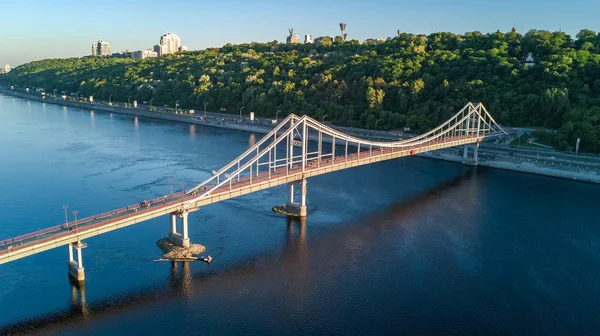 Översta Flygfoto över gångbron Park och floden Dnepr ovanifrån, stad i Kiev, Ukraina — Stockfoto