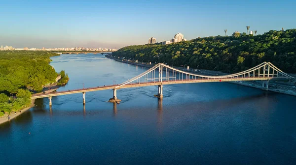 Översta Flygfoto över gångbron Park och floden Dnepr ovanifrån, stad i Kiev, Ukraina — Stockfoto
