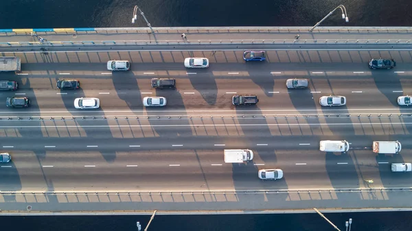 Vista superior aérea del tráfico de automóviles de carretera puente de muchos coches, concepto de transporte — Foto de Stock