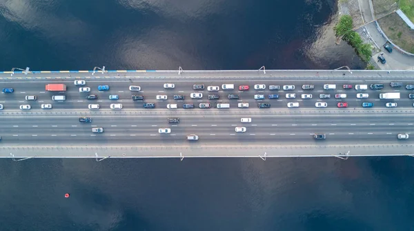 Vista aerea dall'alto del traffico automobilistico ponte stradale di molte auto, concetto di trasporto — Foto Stock