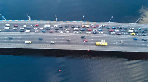 Vista superior aérea do tráfego do automóvel da estrada da ponte de muitos carros, conceito do transporte — Fotografia de Stock