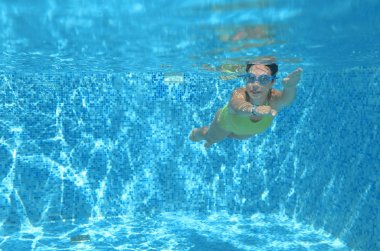 Yüzme havuzunda su altında genç kız yüzücü ve eğlenceli, sualtı dalış genç, Aile tatil, spor ve fitness kavramı vardır