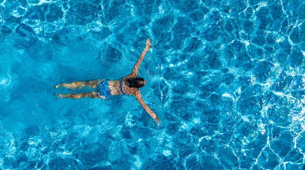 Vue aérienne de la femme dans l'eau de la piscine d'en haut, concept de vacances tropicales — Photo