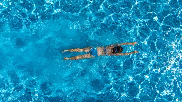 Vista aérea superior da mulher na água da piscina de cima, conceito de férias tropicais — Fotografia de Stock